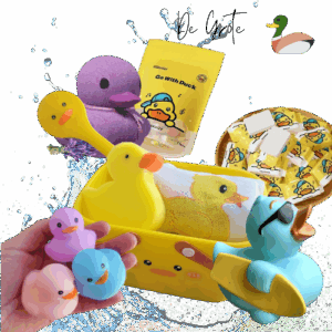 afbeelding van producten met rechtsboven in de tekst 'de grote' en dan een icon van een eend ernaast. afbeelding van een geel eend wasmandje, een eenden spons, een eenden borstel, een eenden handdoekje, een hand met 3 rubberen eendjes in de kleuren pastel blauw, roze en paars , een paarse eenden bad bruisbal, een grote lichtblauwe rubberen surfeend met zonnnebril en een zakje met 20 instant gezichtsdoekjes van Go Duck en een mandje met de instant gezichtdoek tabletjes in gele Go Duck verpakking. Op de achtergrond is een water splash zichtbaar en regenboog glitter.