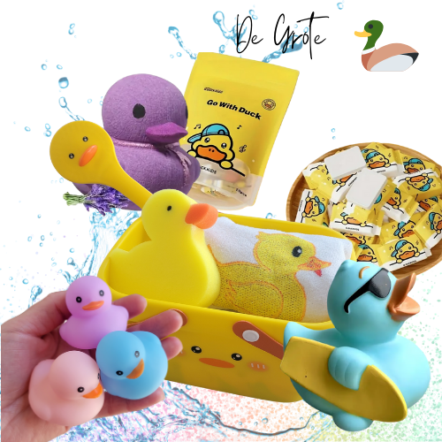 afbeelding van producten met rechtsboven in de tekst 'de grote' en dan een icon van een eend ernaast. afbeelding van een geel eend wasmandje, een eenden spons, een eenden borstel, een eenden handdoekje, een hand met 3 rubberen eendjes in de kleuren pastel blauw, roze en paars , een paarse eenden bad bruisbal, een grote lichtblauwe rubberen surfeend met zonnnebril en een zakje met 20 instant gezichtsdoekjes van Go Duck en een mandje met de instant gezichtdoek tabletjes in gele Go Duck verpakking. Op de achtergrond is een water splash zichtbaar en regenboog glitter.
