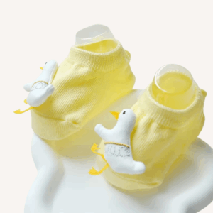 baby sokjes met een eenden knuffeltje erop