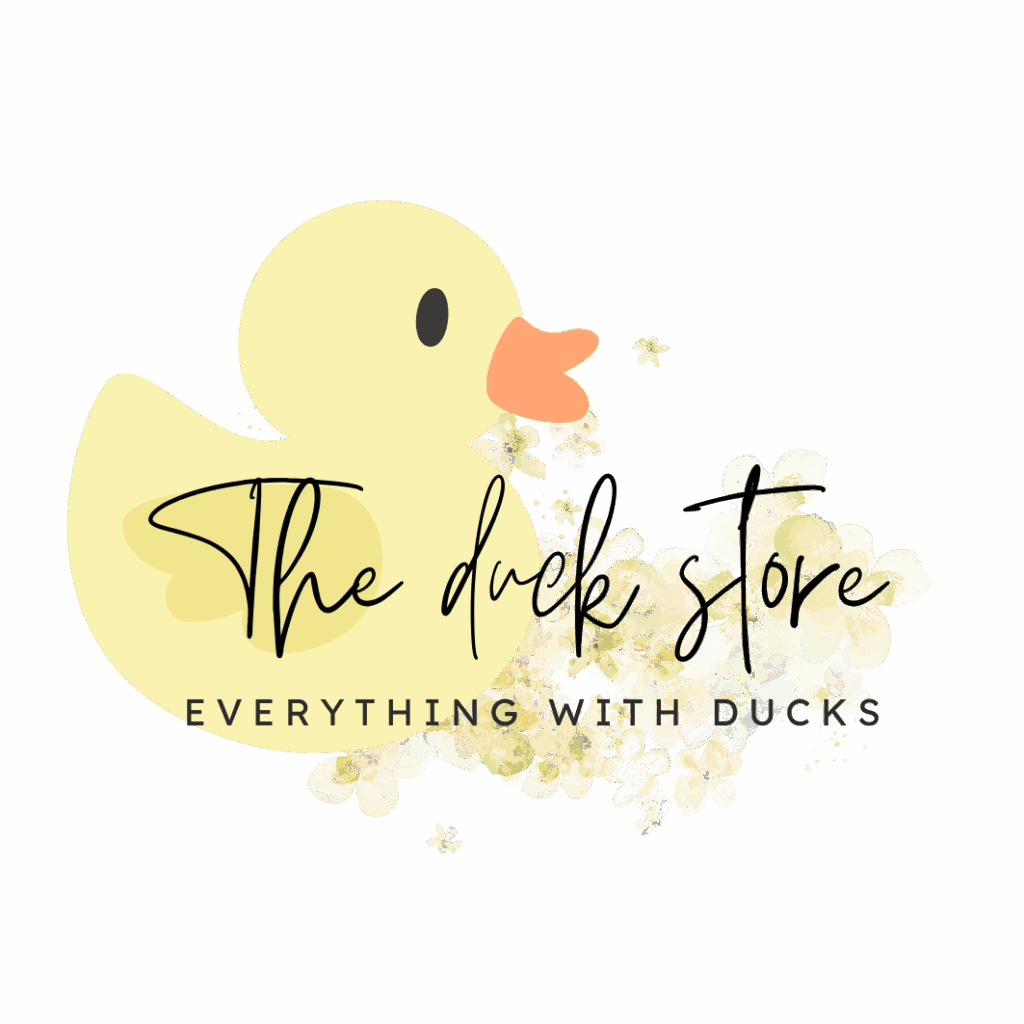 logo theduckstore met tekst 'the duckstore' handgeschreven en als onderschrift 'everything with ducks' . een grote pastelgele rubbereend erachter met een oranje snavel en gele/beige bloemetjes op de achtergrond