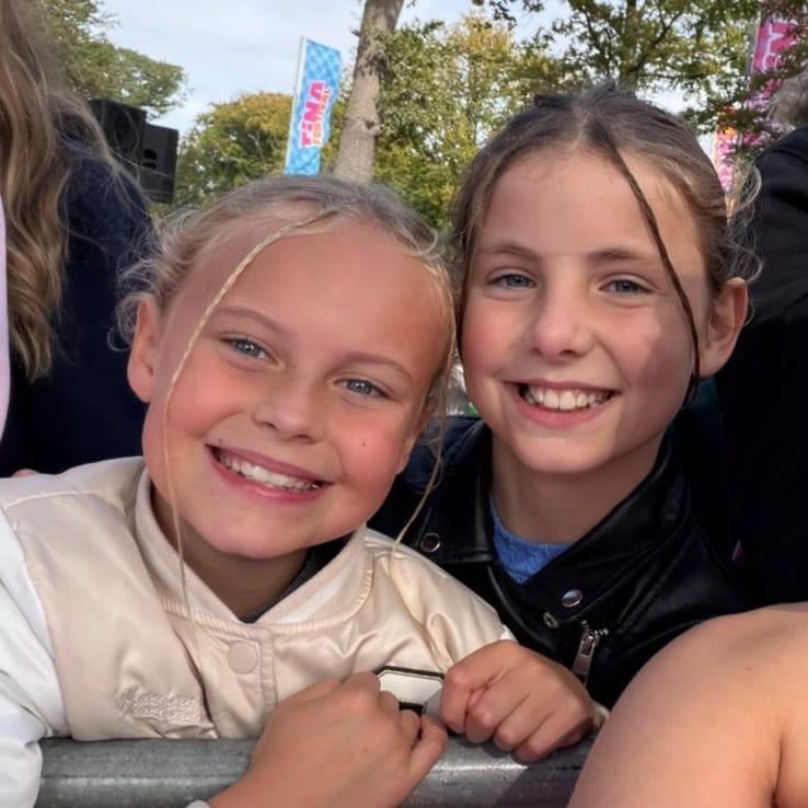 foto van meisje lynne 9 jaar en haar vriendin. ze kijken heel blij.