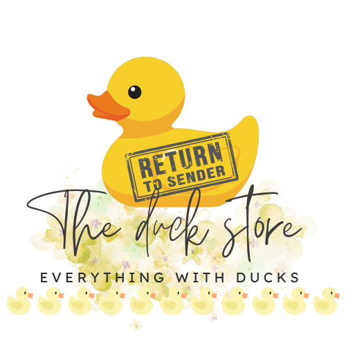 logo van de duckstore met een rij kleine rubbereendjes onderaan en een rubbereend met 'return to sender' stempel, dat retourneren symboliseert.