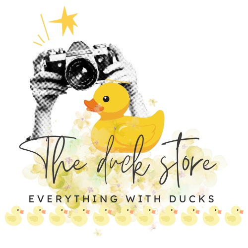 het logo van theduckstore met op de achtergrond in zwart/wit twee handen die een camera vasthouden en in het geel de uitbeelding van een 'klik' met streepjes en een sterretje